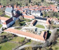 Luftbild des Klosters in Lamspringe mit PV-Dach auf einbem Nebengebäude.