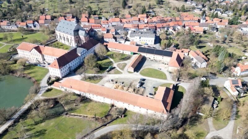 Luftbild des Klosters in Lamspringe mit PV-Dach auf einbem Nebengebäude.