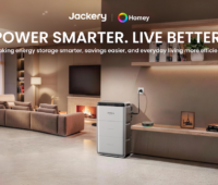 Ein Heimspeicher der Jackery-SolarVault-3-Serie steht in einem Wohnraum neben einem Homey-Energiemanagementgerät. Die Unternehmen haben eine Integration zur Steuerung des Speichers auf Basis von Echtzeitdaten angekündigt.