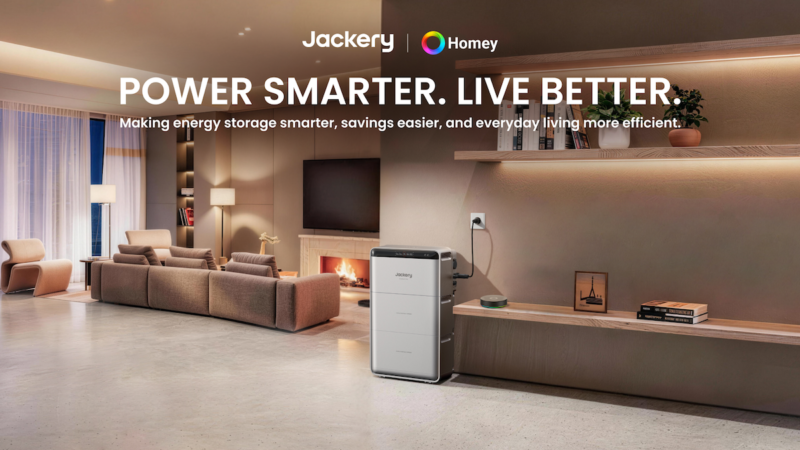 Ein Heimspeicher der Jackery-SolarVault-3-Serie steht in einem Wohnraum neben einem Homey-Energiemanagementgerät. Die Unternehmen haben eine Integration zur Steuerung des Speichers auf Basis von Echtzeitdaten angekündigt.