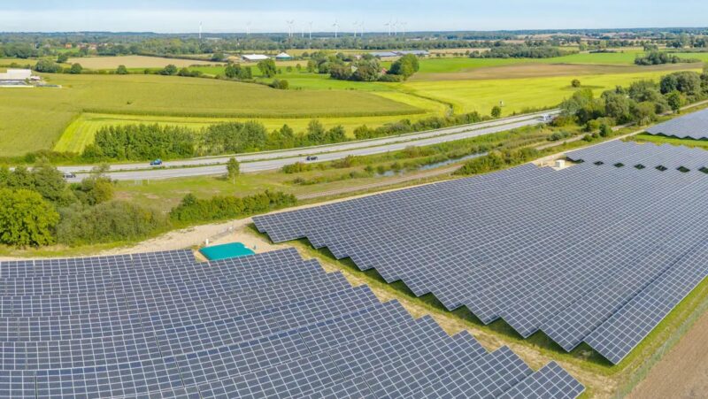 Luftaufnahme einer Freiflächen-Photovoltaik-Anlage, Großanlagen tragen immer mehr zur Photovoltaik-Leistung in Baden-Württemberg bei.