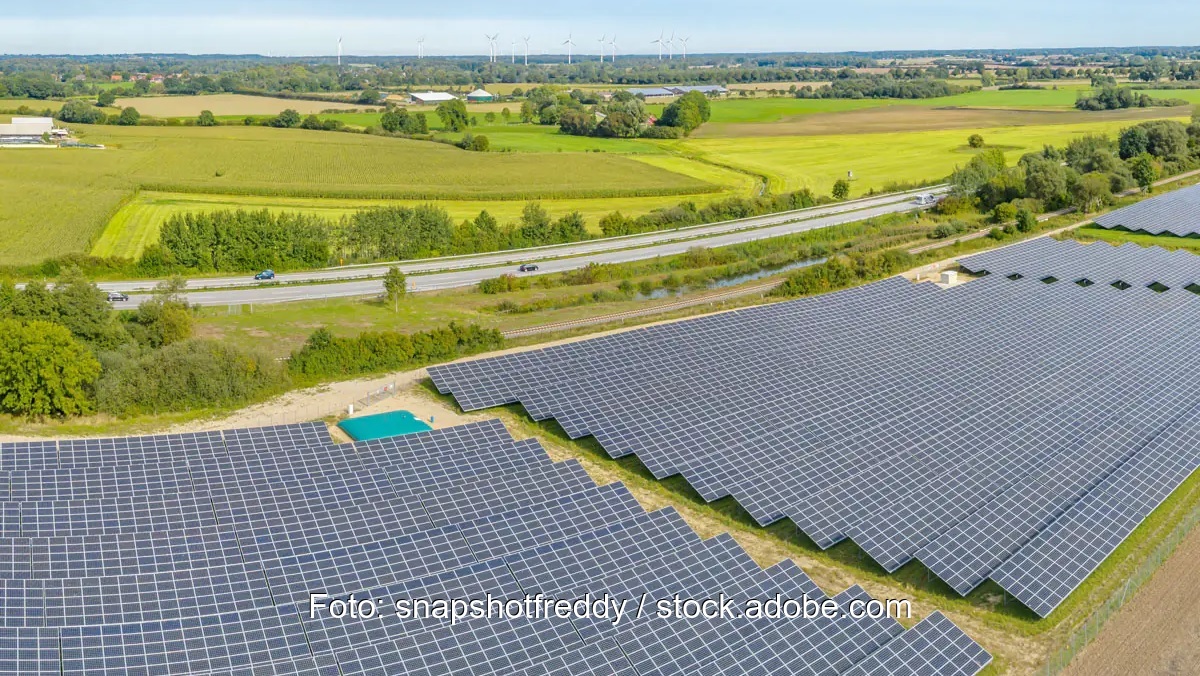 Luftaufnahme einer Freiflächen-Photovoltaik-Anlage, Großanlagen tragen immer mehr zur Photovoltaik-Leistung in Baden-Württemberg bei.