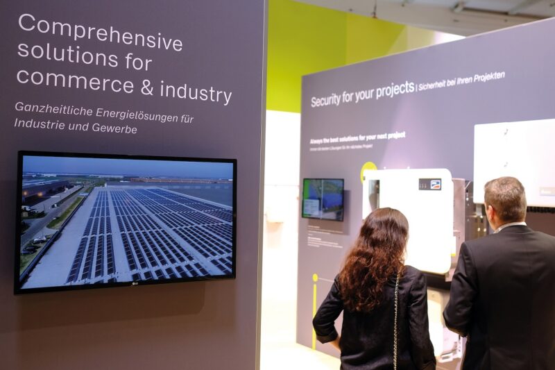 Zusehen ist ein Foto von einer vergangenen EM-Power Europe Messe. Die EM-Power Europe 2021 widmet sich den Themen Energiemanagement und vernetzte Energielösungen.