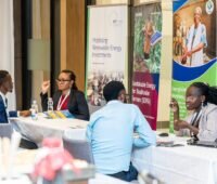 Im Bild Menschen an Tischen im Gespräch, die Intersolar Africa findet 2026 in Nairobi statt.