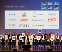 Zu sehen ist ein Gruppenbild mit Gewinnern vom Intersolar Award 2022, The smarter E Award 2022 und dem ees Award 2022.