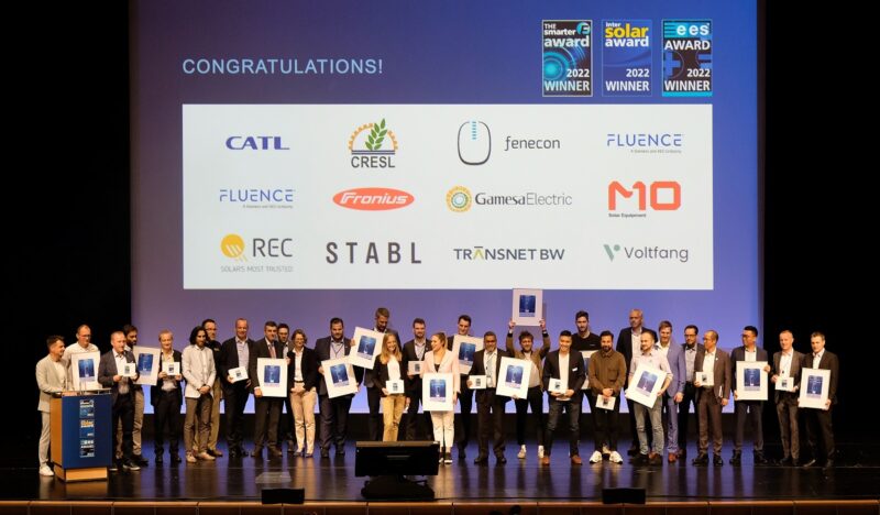 Zu sehen ist ein Gruppenbild mit Gewinnern vom Intersolar Award 2022, The smarter E Award 2022 und dem ees Award 2022.