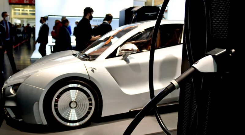 Zu sehen ist ein E-Auto, das an ein Ladesystem angeschlossen ist. Die Messe Power2Drive Europe hat eine Marktübersicht Ladesysteme veröffentlicht.