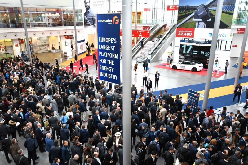 Zu sehen sind die Menschenmassen auf der Messe. Dieses Jahr ist die Intersolar 2020 abgesagt.