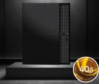 Im Bild die neuen AEG Glas-Glas Photovoltaik-Module mit 40 Jahren Garantie.