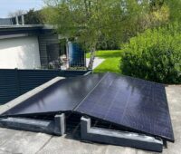 Im Bild eine Mini-PV-Anlage, die mit den L-Steinen vom deutschen Hersteller Wattstone aufgebaut ist. Greenakku zeigt das Produkt auf der Messe Solar Solutions Düsseldorf.