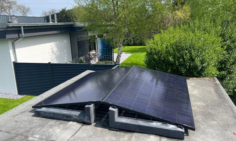 Im Bild eine Mini-PV-Anlage, die mit den L-Steinen vom deutschen Hersteller Wattstone aufgebaut ist. Greenakku zeigt das Produkt auf der Messe Solar Solutions Düsseldorf.