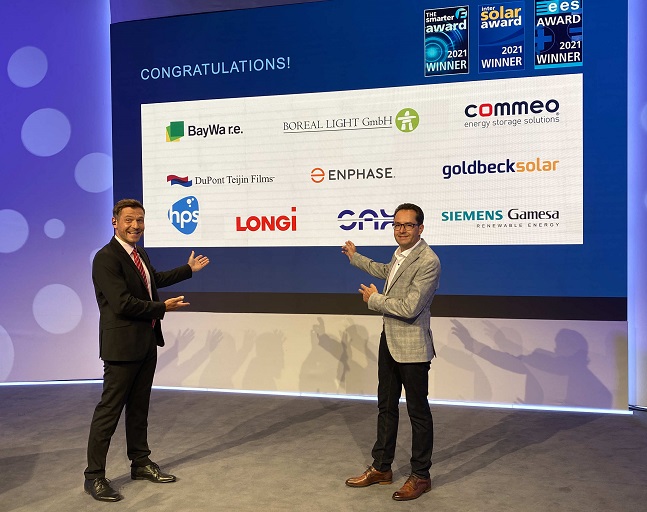 Zu sehen ist Solar Promotion Geschäftsführer Markus Elsässer, der gemeinsam mit einem Moderator die Gewinner vom The smarter E Award 2021 präsentiert.
