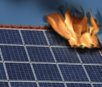 Foto von Photovoltaik-Anlage auf Schrägdach, genau ein Modul steht in Flammen - Symbolbild für Brand bei Solaranlage.
