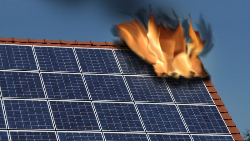 Foto von Photovoltaik-Anlage auf Schrägdach, genau ein Modul steht in Flammen - Symbolbild für Brand bei Solaranlage.