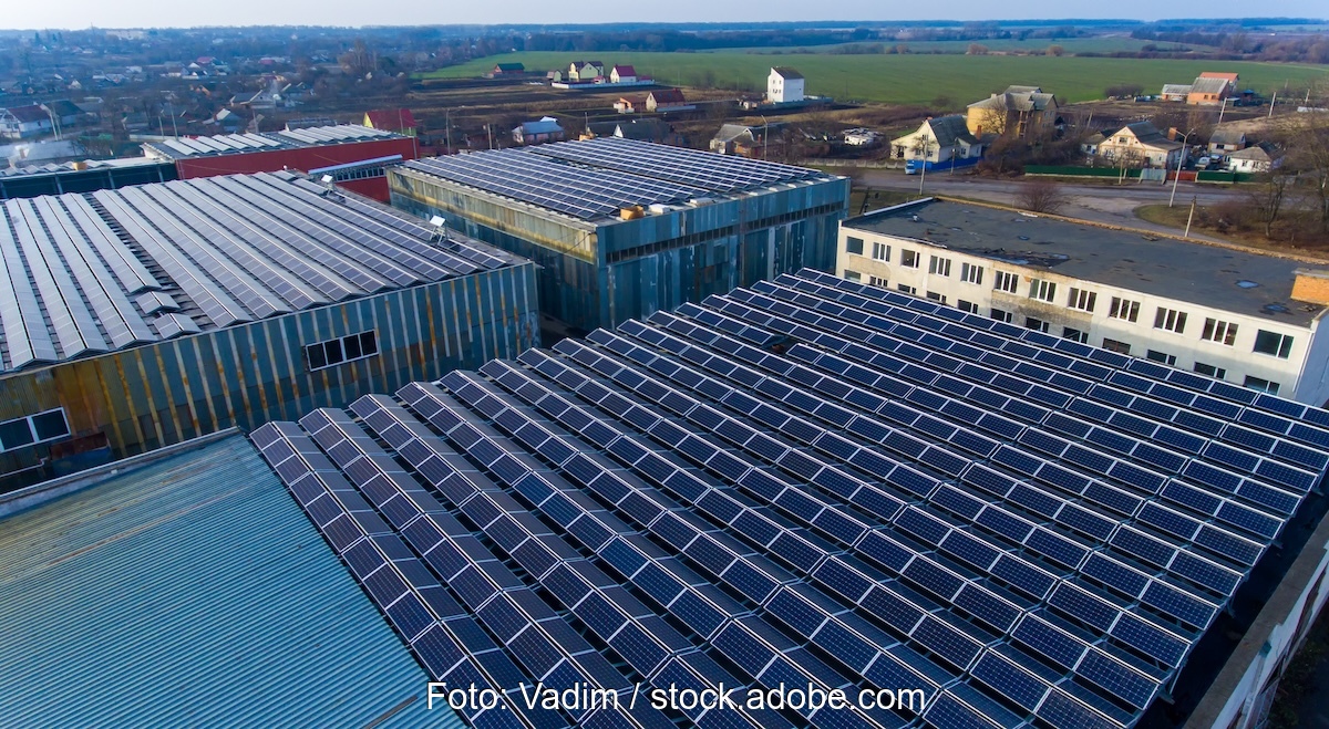 Blick auf ein Gewerbehallenflachdach mit einer Solaranlage.