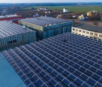 Mehrere flache Dächer mit Solaranlage - Symbolbild für Ausschreibung der Bundesnetzagentur für Solaranlagen auf Gebäuden.