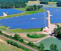 Eine Luftaufnahme einer solaren Freiflächenanlager mit 10 Megawatt in Fraundorf im südlichen Brandenburg. Gebaut wurde sie von der SpreeGas Gesellschaft für Gasversorgung und Energiedienstleistung mbH, einem Unternehmen der Gasag-Gruppe.