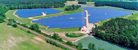 Eine Luftaufnahme einer solaren Freiflächenanlager mit 10 Megawatt in Fraundorf im südlichen Brandenburg. Gebaut wurde sie von der SpreeGas Gesellschaft für Gasversorgung und Energiedienstleistung mbH, einem Unternehmen der Gasag-Gruppe.