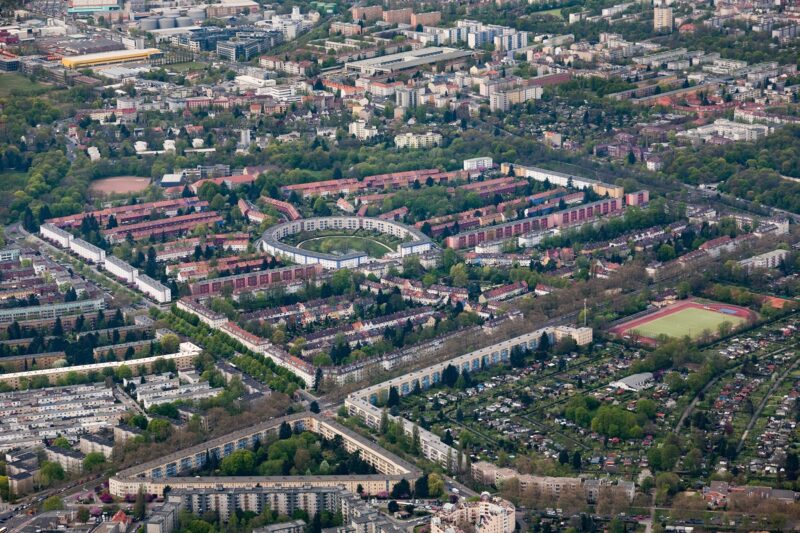 Zu sehen ist ein Luftbild von Neukölln. Im Rollbergkiez entsteht ein Quartier mit Solaranlagen und Saisonnalspeicher.