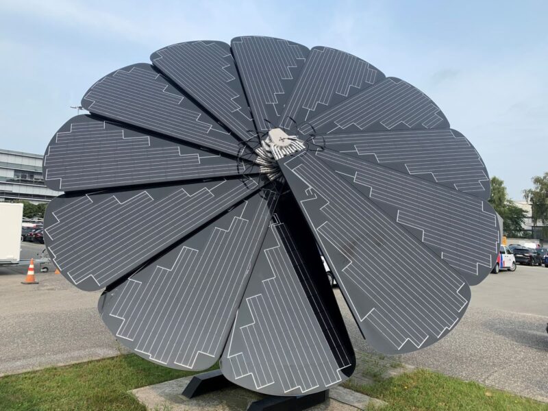 Photovoltaikmodule in Form von Blütenblättern zu einem Kranz angeordnet.
