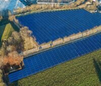 Im Bild eine Freiflächen-Solarwärmeanlage, das Solardorf Bracht kombiniert Solarthermie und Wärmepumpen.