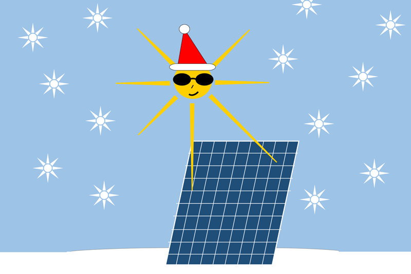 Weihnachtssonne mit Weihnachtsmann-Mütze bestrahlt Solarmodul