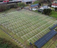 Im Bild die Bürgersolaranlage Kloster Lehnin, erste PV-Module stehen bereits.