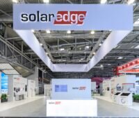 Im Bild der Messestand von Solaredge auf der Intersolar 2025.