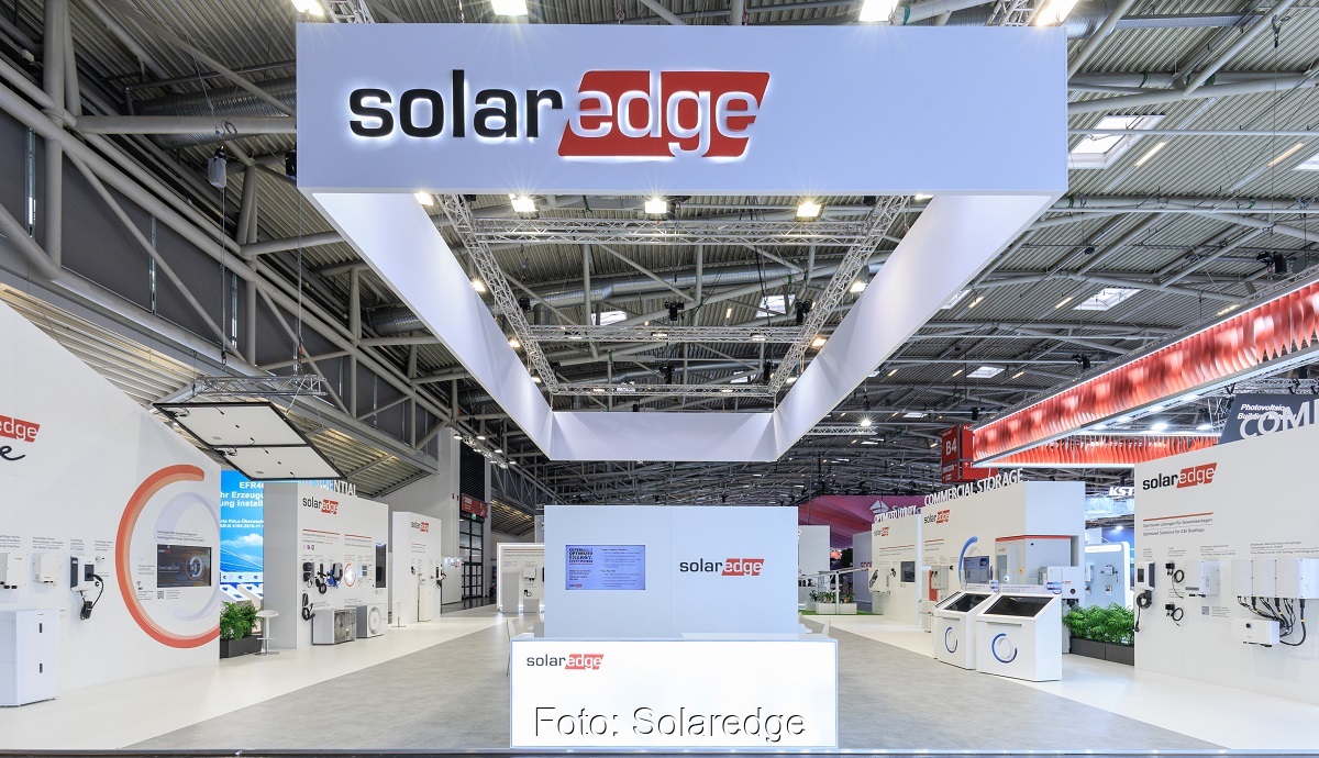 Im Bild der Messestand von Solaredge auf der Intersolar 2025.