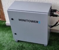 Das Schweizer Unternehmen Soleis AG hat einen PV-Speicher Minitower für Balkon-Photovoltaik auf den Markt gebracht.