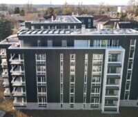 Mehrstöckiges Wohnhaus mit schwarzer Solarfassade