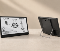 Display zeigt Leistungen der PV-Anlage für das Eigenheim.