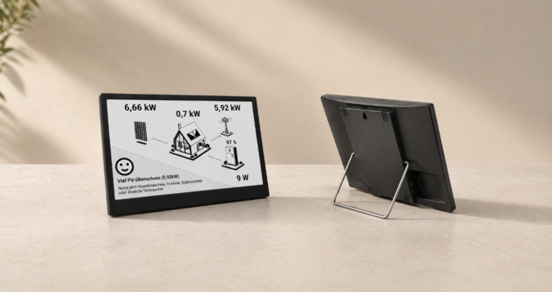 Display zeigt Leistungen der PV-Anlage für das Eigenheim.