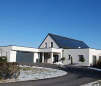 Einfamilienhaus mit Solarwärmedach als Beispiel eines Solarhauses in Österreich.