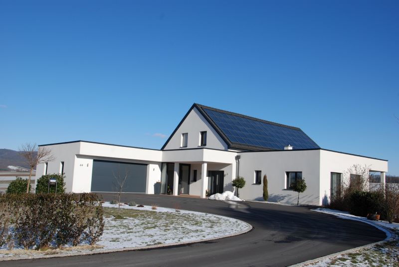 Einfamilienhaus mit Solarwärmedach als Beispiel eines Solarhauses in Österreich.