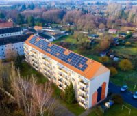 Luaftaufnahme eines Wohnblocks mit PV auf dem Spitzdach.