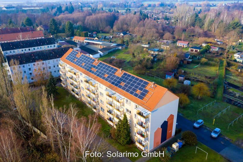 Luaftaufnahme eines Wohnblocks mit PV auf dem Spitzdach.