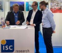 Im Bild Offizielle vom Solarinstitut ISC Konstanz und dem italienischen Solarhersteller Futurasun, die einen Lizenzvertrag unterzeichnen.