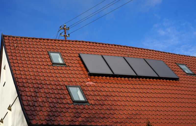 Solarthermieanlagen auf einem Spitzdach