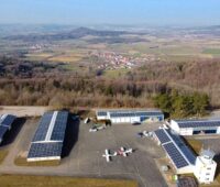 Zu sehen ist die Photovoltaik-Anlage vom Flugplatz Burg Feuerstein aus der Luft.