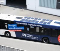Im Bild ein Bus der Hofbus GmbH, der mit einem Solar Bus Kit von Sono Motors ausgestattet ist, Bus-Nachrüstung ist das neue Geschäftsmodell.
