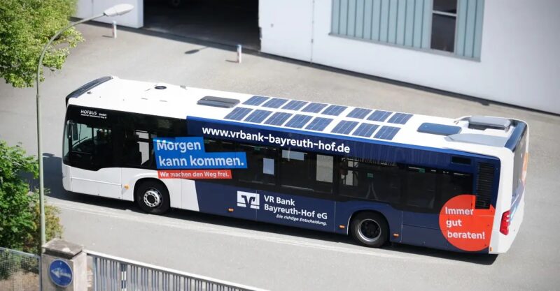 Im Bild ein Bus der Hofbus GmbH, der mit einem Solar Bus Kit von Sono Motors ausgestattet ist, Bus-Nachrüstung ist das neue Geschäftsmodell.
