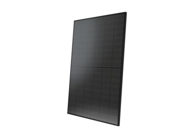 Schwarzes Solarmodul vor weißem Hintergrund - die neue Reihe mit Topcon-Zellen von Solarwatt.