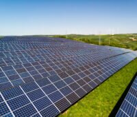 Photovoltaik-Anlage auf grüner Wiese