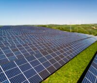 Photovoltaik-Anlage auf grüner Wiese