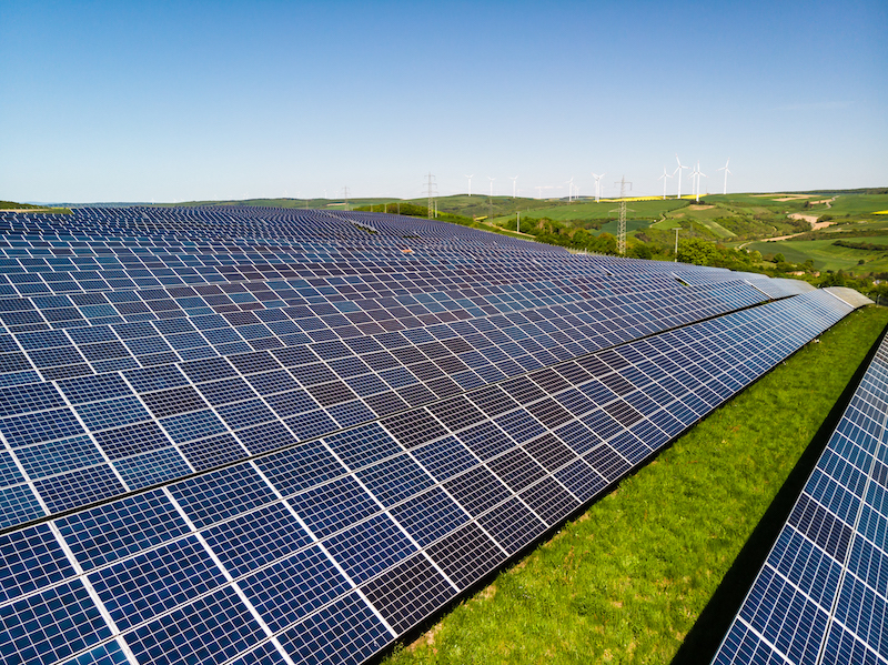 Photovoltaik-Anlage auf grüner Wiese