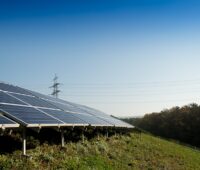 Ein Solarpark auf einer begrünten Deponie.