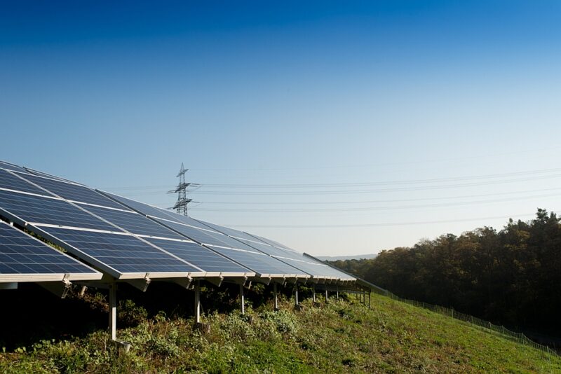 Ein Solarpark auf einer begrünten Deponie.