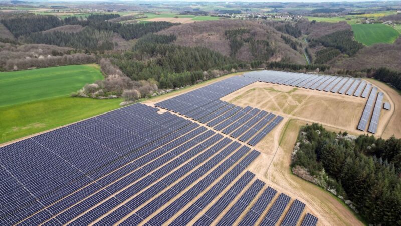 Luftbild von Freiflächen-Solarpark.