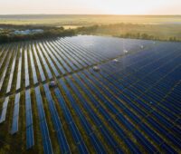 Photovoltaik-Freiflächenanlage aus der Luft. Symbolbild für Solarpark, Solarstrom, PPA.